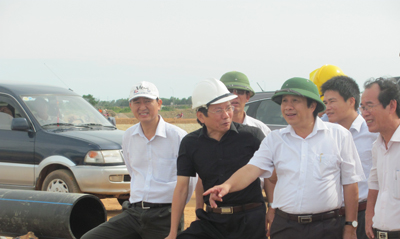 Đồng chí Nguyễn Xuân Quang, Uỷ viên Thường vụ Tỉnh uỷ, Phó Chủ tịch Thường trực UBND tỉnh kiểm tra tiến độ thực hiện Trạm xử lý nước thải ở Đức Ninh.