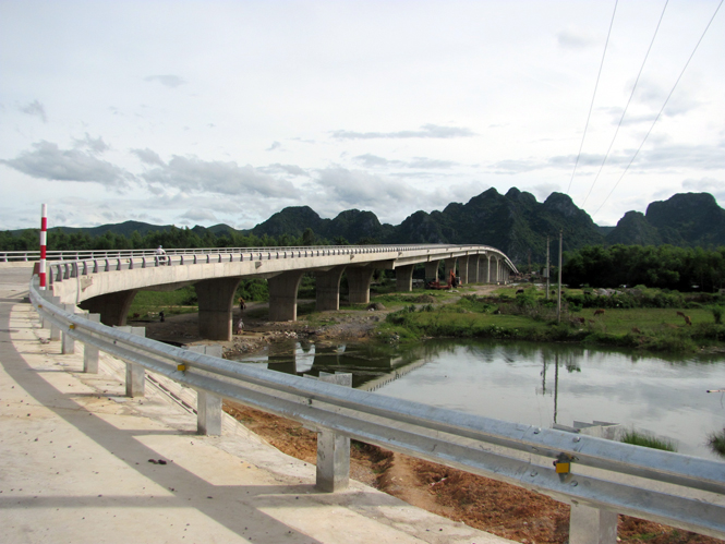 Cầu Văn Hoá qua sông Gianh.