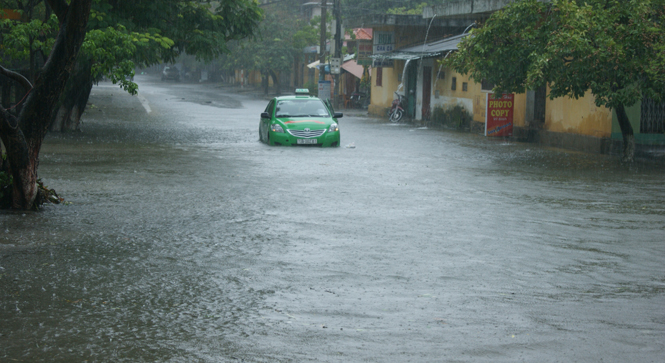 Xe ô tô chết máy trên đường Lê Trực