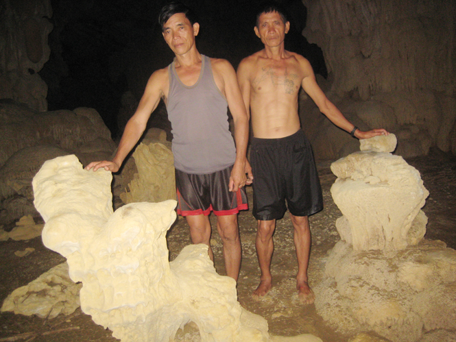 Anh Đinh Hồng Nhâm (bên phải) trong hang Tố Mộ.
