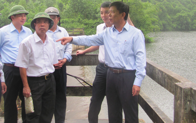Đồng chí Nguyễn Hữu Hoài, Phó Bí thư Tỉnh ủy, Chủ tịch UBND tỉnh kiểm tra đập Khe Trợ, xã Thuận Hóa.