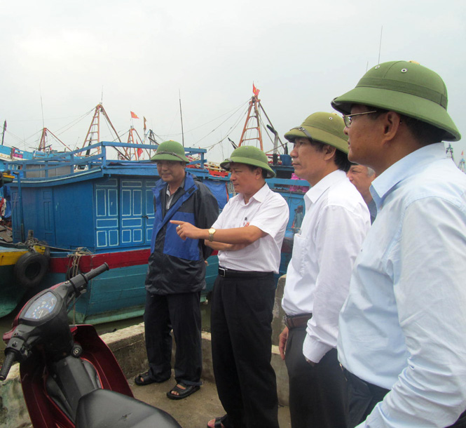 Đồng chí Trần Văn Tuân kiểm tra tình hình chống bão tại Khu neo đậu cửa Gianh.