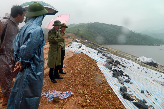 - Đồng chí Phan Văn Khoa, Tỉnh ủy viên, Giám đốc Sở Nông nghiệp và Phát triển nông thôn, Phó Ban Thường trực Ban chỉ huy PCLB tỉnh kiểm tra công tác PCLB tại hồ Troóc Trâu, huyện Quảng Ninh - Đồng chí Phan Văn Khoa, Tỉnh ủy viên, Giám đốc Sở Nông nghiệp và Phát triển nông thôn, Phó Ban Thường trực Ban chỉ huy PCLB tỉnh kiểm tra công tác PCLB tại cầu Phong Liên, huyện Lệ Thủy