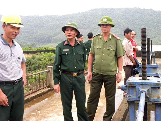 Kiểm tra công tác PCLB ở đập Bẹ, xã Mai Hóa, huyện Tuyên Hóa