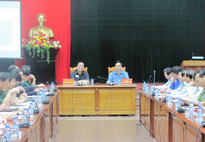 Phó Thủ tướng Chính phủ Hoàng Trung Hải chỉ đạo công tác ứng phó với bão số 10 tại tỉnh Quảng Bình.