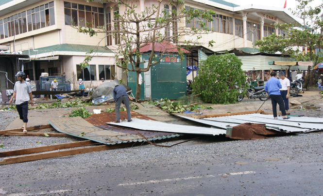 Hiện người dân TP Đồng Hới đang khắc phục hậu quả do bão gây ra.