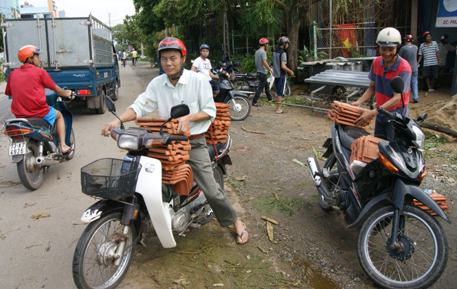 Mua ngói về lợp lại nhà.