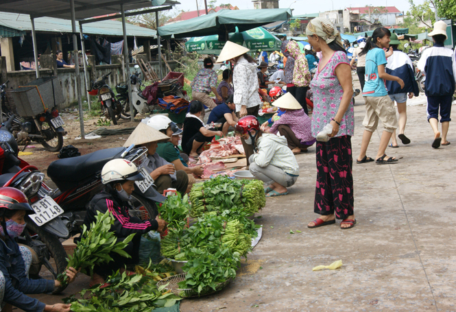 Hoạt động mua bán ở chợ Ga diễn ra ngay sau bão, kịp thời cung cấp lượng thực thực phẩm cho người dân.