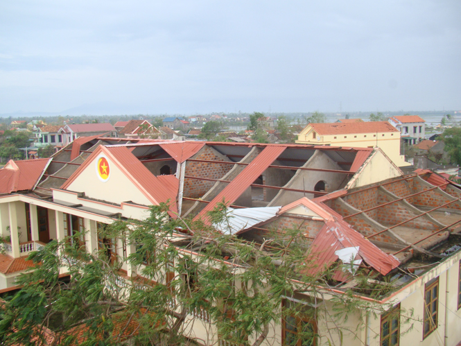 Nhiều cơ quan, trường học bị tốc mái, hư hỏng nặng.