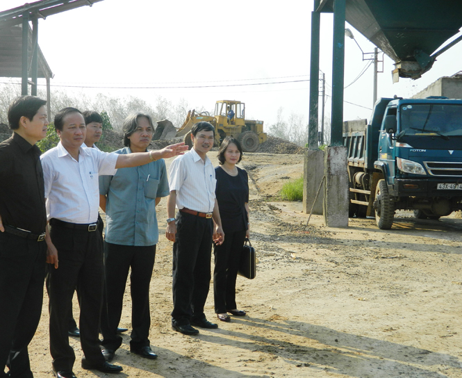 Đồng chí Trần Văn Tuân, UVTV Tỉnh ủy, Phó Chủ tịch UBND tỉnh kiểm tra tình hình hoạt động sản xuất sau bão số 10 tại Nhà máy tinh bột sắn xuất khẩu Sông Dinh.