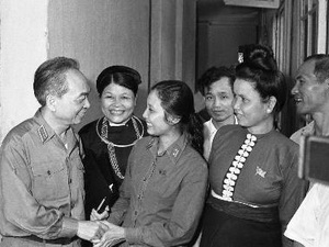 Đại tướng Võ Nguyên Giáp nói chuyện thân mật với các đại biểu Quốc hội dự khai mạc Kỳ họp thứ nhất (Quốc hội khóa V), tại Hà Nội, ngày 4-6-1975. (Ảnh: Kim Hùng-Ngọc Khanh/TTXVN)