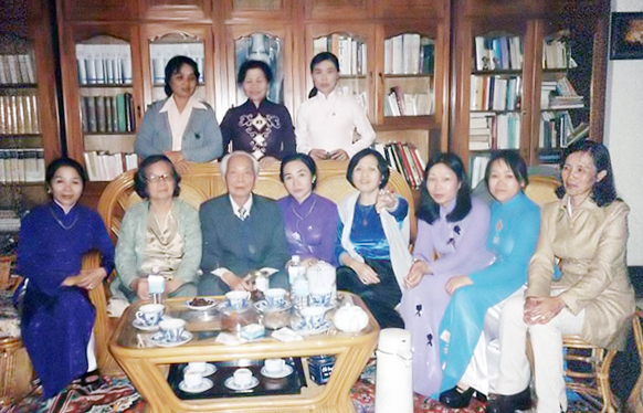 Đại tướng VÕ NGUYÊN GIÁP và phu nhân tiếp thân mật lãnh đạo Hội Phụ nữ Quảng Bình.