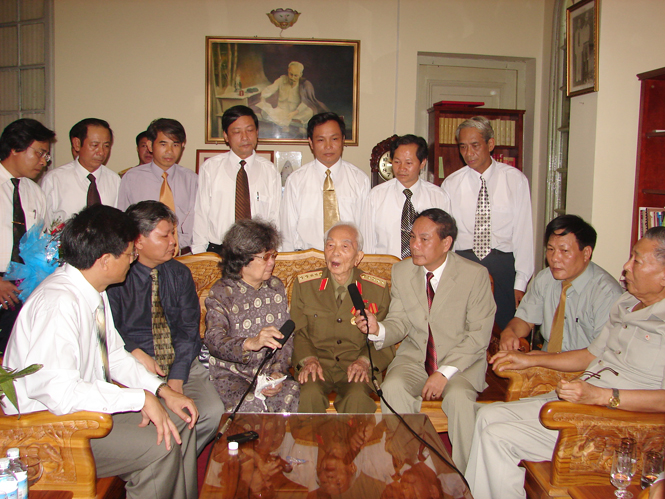 Đại tướng đang nói chuyện với các đồng chí lãnh đạo tỉnh, huyện Lệ Thuỷ và xã Lộc Thuỷ trong chuyến ra thăm và mừng thọ Đại tướng tháng 8 năm 2006 tại nhà riêng của Đại tướng.