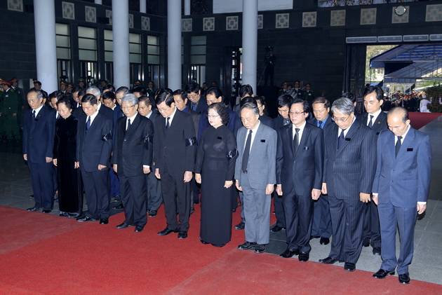 Đoàn Chủ tịch nước, do Chủ tịch nước Trương Tấn Sang dẫn đầu, viếng Đại tướng Võ Nguyên Giáp. Ảnh: TTXVN