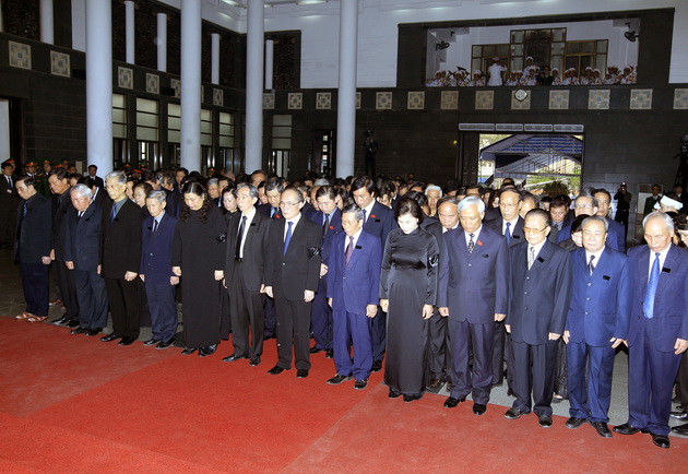 Đoàn đại biểu Ủy ban Thường vụ Quốc hội, do Chủ tịch Quốc hội Nguyễn Sinh Hùng dẫn đầu, viếng Đại tướng Võ Nguyên Giáp. Ảnh: TTXVN