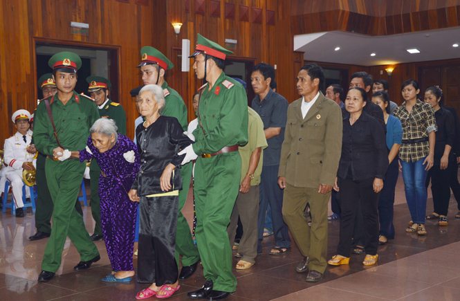 Gần 22 giờ, dòng người vẫn đổ về Hội trường UBND tỉnh để kính viếng Đại tướng.