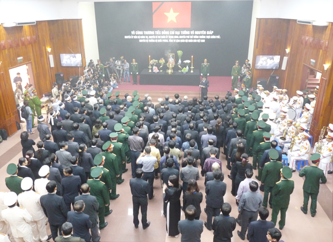 Lễ viếng Đại tướng Võ Nguyên Giáp được tổ chức trọng thể tại Hội trường lớn UBND tỉnh.