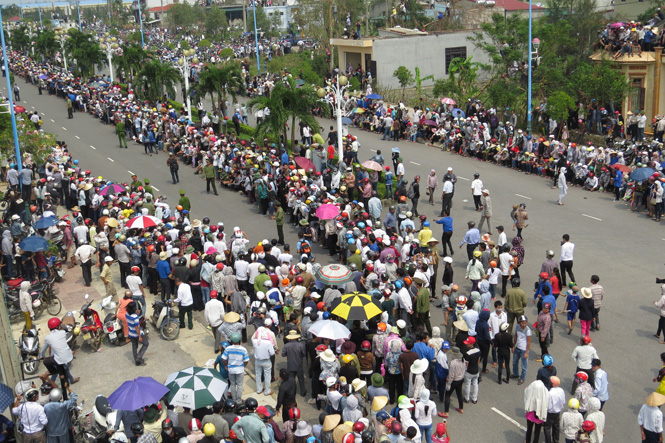 Hàng ngàn người dân đón đoàn xe chở linh cữu Đại tướng đoạn qua sân bay Đồng Hới.