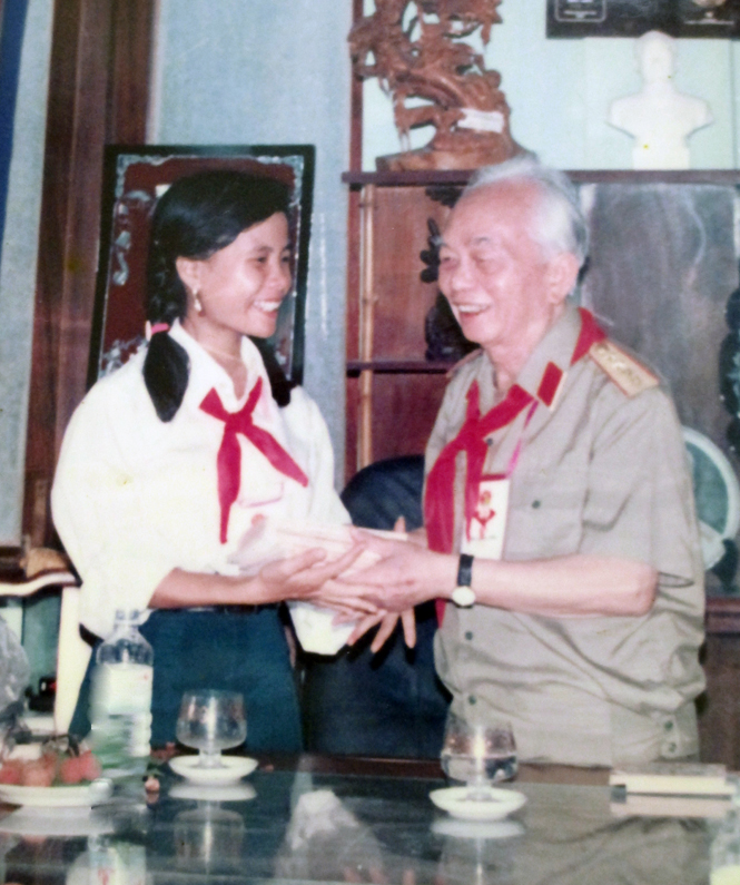 Đinh Thị Hồng Vân chụp ảnh kỷ niệm với Đại tướng năm 1995.