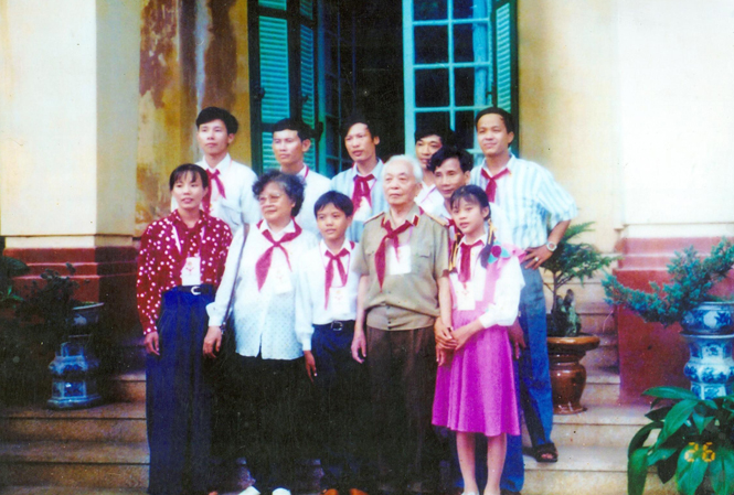 Đại tướng Võ Nguyên Giáp chụp ảnh lưu niệm với lớp cán bộ Đội và các đội viên xuất sắc huyện Tuyên Hóa năm 1996 tại Hà Nội.