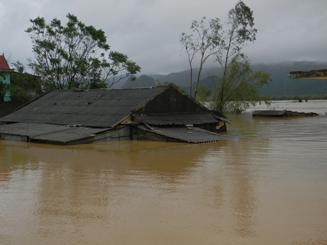 Nhà dân bị ngập lụt tại xã Mai Hóa. (Ảnh N.H)