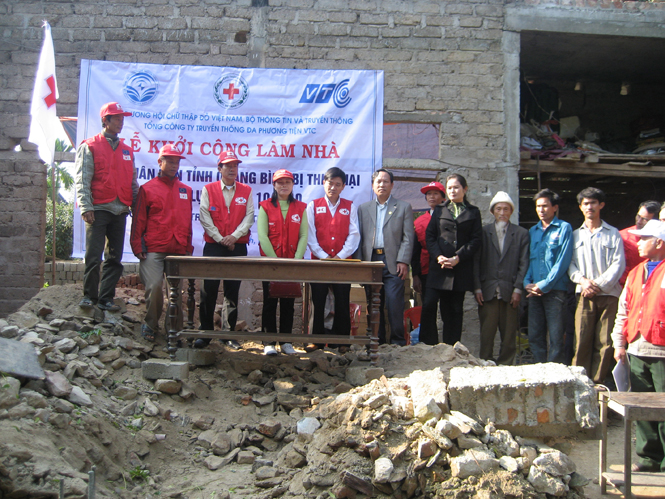 Hoạt động xóa nhà tạm của Hội Chữ thập đỏ huyện Quảng Trạch.