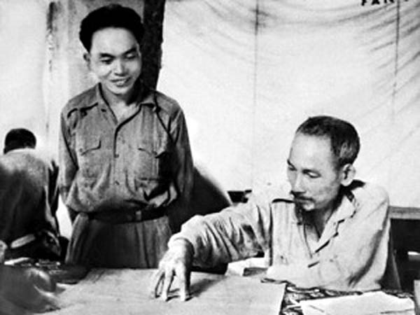 Chủ tịch Hồ Chí Minh và Đại tướng, Tổng tư lệnh Võ Nguyên Giáp bàn kế hoạch quân sự tại Sở chỉ huy Chiến dịch biên giới (năm 1950). Ảnh: Tư liệu TTXVN