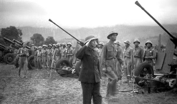 Đại tướng Võ Nguyên Giáp duyệt các đơn vị tham gia chiến dịch Điện Biên Phủ tại Lễ mừng chiến thắng ngay tại mặt trận. Ảnh: Tư liệu TTXVN