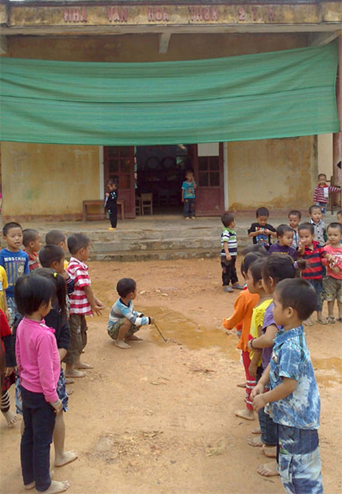 Thiếu phòng học, nhà văn hoá thôn trở thành địa điểm học, vui chơi của các cháu Trường mầm non Hưng Bình.