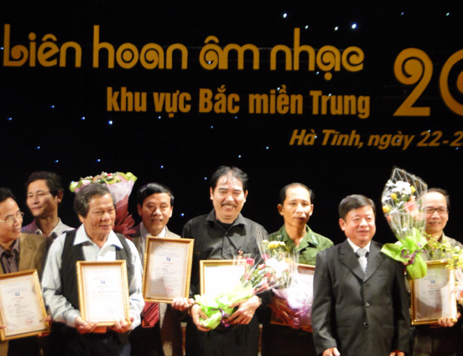 Nhạc sĩ Đỗ Hồng Quân, Chủ tịch Hội Nhạc sĩ Việt Nam trao bằng khen cho các tác giả đạt giải A tại liên hoan.
