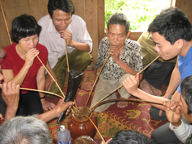 Người Khùa thường uống rượu cần trong các lễ hội.