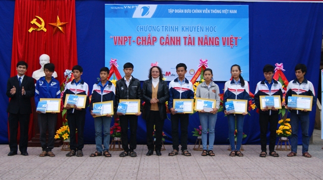 Đại diện lãnh đạo VNPT Quảng Bình và Hội Khuyến học tỉnh trao học bổng cho các em học sinh