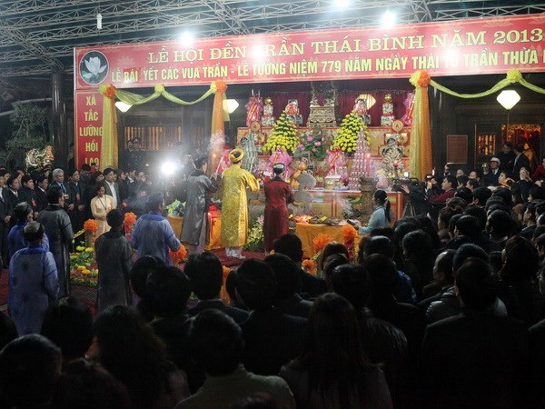 Dâng hương tại Lễ Bái Yết các vua Trần ở Thái Bình năm 2013. (Ảnh: Anh Tuấn/TTXVN)
