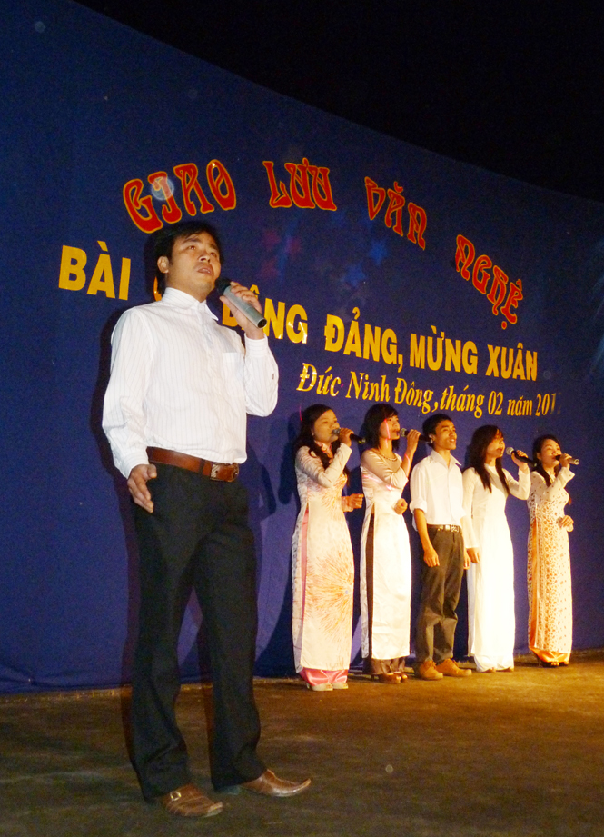Giao lưu văn nghệ với chủ đề “Bài ca dâng Đảng, mừng xuân” ở phường Đức Ninh Đông (Đồng Hới). Ảnh: P.V