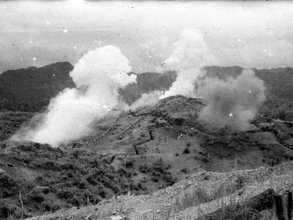 Ngày 13-3-1954, ngày mở đầu chiến dịch Điện Biên Phủ, đạn pháo của ta đã bắn trúng nhiều vị trí của địch trên đồi Him Lam, Độc Lập, Bản Kéo. (Ảnh tư liệu: TTXVN)