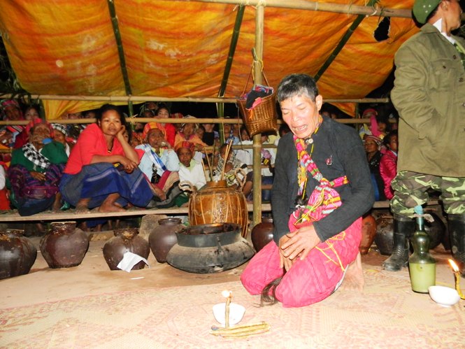 Già làng Đinh Xon làm lễ cúng Giàng