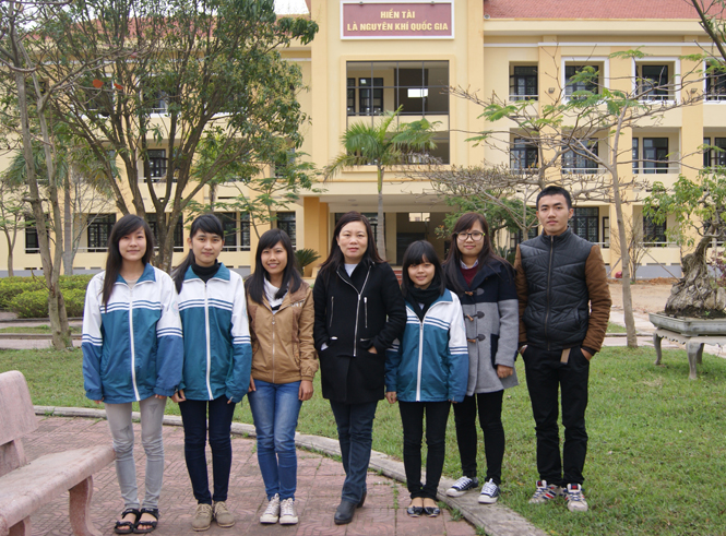 Cô giáo Nguyễn Thị Thanh Xuân và các thành viên đội tuyển Địa lý