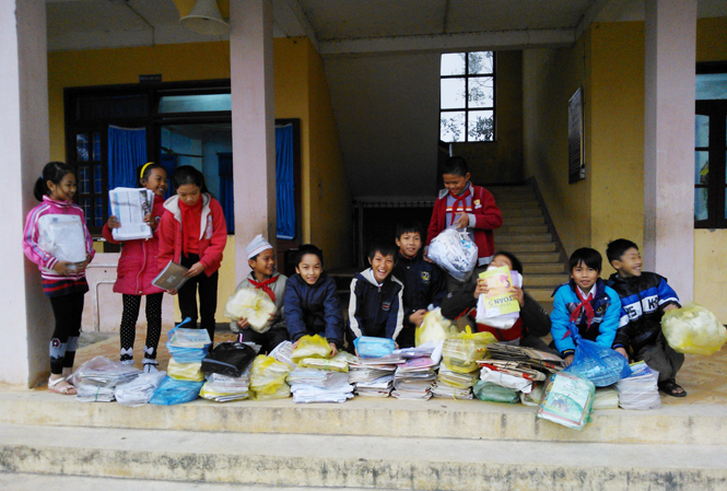 Các em học sinh Trường tiểu học số 1 Võ Ninh cười rạng rỡ trước thành quả thu gom giấy loại được tại nhà và địa phương.
