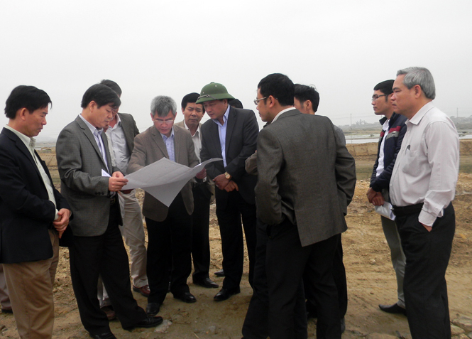 Đoàn công tác của UBND tỉnh kiểm tra tiến độ thi công các công trình thuỷ lợi tại huyện Quảng Trạch.