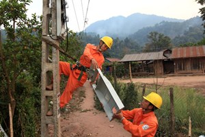 Công ty Điện lực Điện Biên đang láp công tơ điện cho các hộ dân vùng sâu vùng xa (Ảnh minh họa. Nguồn: TTXVN)