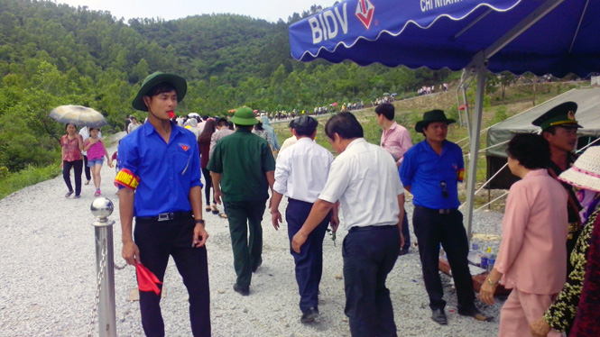 Các đoàn viên thanh niên tham gia phân luồng và hướng dẫn du khách vào viếng mộ Đại tướng.