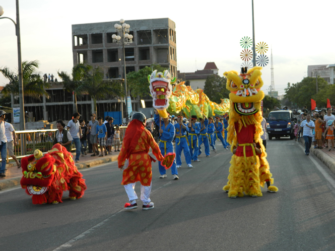 Các hoạt động văn hóa của Tuần Văn hóa- Du lịch Đồng Hới năm 2014 đã thu hút khách du lịch.