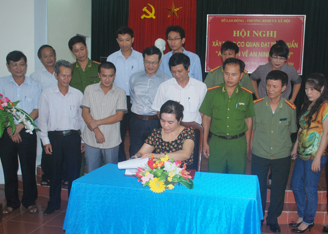 Quang cảnh buổi lễ ký cam kết xây dựng ngành LĐTBXH đạt chuẩn về 