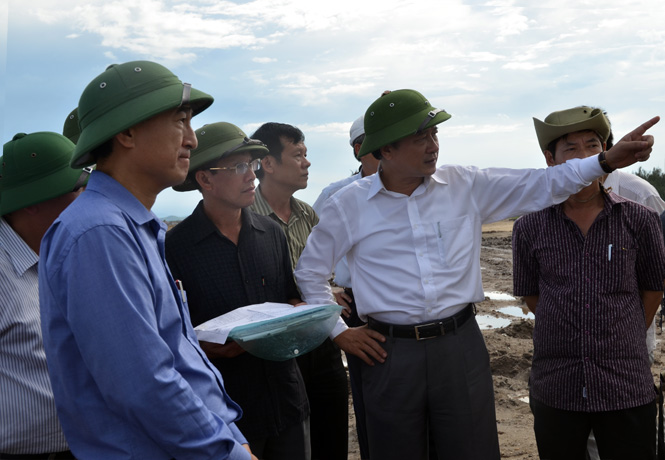 Đồng chí Trần Văn Tuân, UVTV Tỉnh ủy, Phó Chủ tịch UBND tỉnh kiểm tra hiện trường thi công dự án.