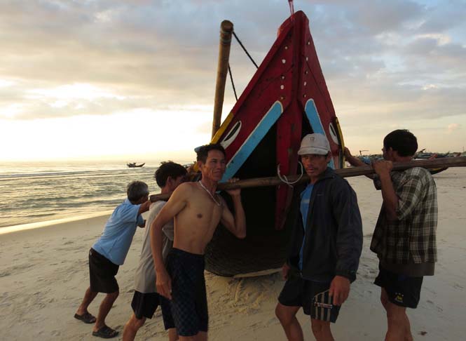 Ở bãi ngang Hải Ninh, mỗi lần ra khơi phải gồng sức khiêng thuyền xuống biển. Vào bờ phải gồng sức khiêng trên cát. Công việc cực kỳ nặng nhọc và vất vã đã tồn tại hơn 300 năm nay.