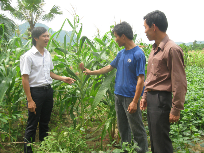 Đội viên Hà Ngọc Thành (bên trái), Phó Chủ tịch UBND xã Yên Hóa tích cực xuống cơ sở.