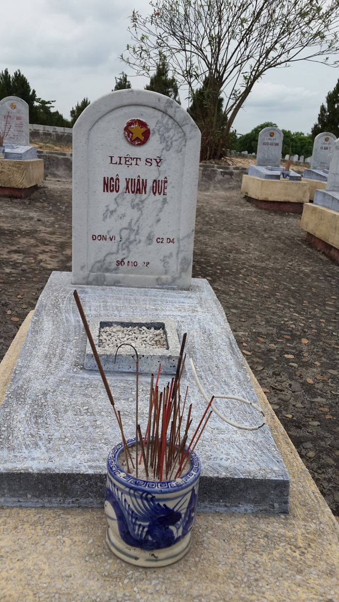 Phần mộ liệt sỹ Ngô Xuân Quế, quê quán xã Đồng Hóa, huyện Tuyên Hóa ở Nghĩa trang liệt sỹ Quốc gia đường 9 mà Ngô Thị Thúy Hằng phối hợp với Sở LĐ-TB và XH tỉnh Quảng Trị đang điều chỉnh thông tin.