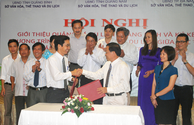 Lễ ký kết chương trình hợp tác du lịch giữa tỉnh Quảng Bình và thành phố Đà Nẵng.