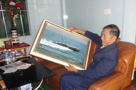 Với cựu lính hải quân Hồ Đăng Linh, bức ảnh lưu niệm về tàu phóng lôi (hải đội 135) ngày ấy là tài sản vô giá.