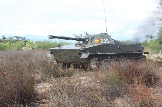 Lữ đoàn tăng 206 (quân khu 4) tham gia huấn luyện nội dung thực binh “đánh địch đổ bộ đường biển” trong diễn tập KVPT tỉnh Quảng Bình năm 2014.